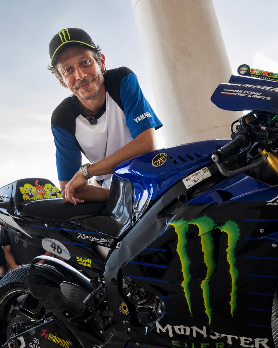 motto_motogp's tweet photo. スピードの殿堂に、MotoGPの神が降臨。歴史的名車と歴史的なドライバー＆ライダーが集まるイギリスのグッドウッドフェスティバルに我らがGOAT、バレンティーノ・ロッシが降臨。MotoGPを引退して初となるYZR-M1でのライディングを披露した。

ロッシは過去2015年にもヤマハのファクトリーライダーとして同イベントに参加したが、今回はライダー＆ドライバーとしての現地入りで、2輪ではヤマハがグランプリマシンであるYZR-M1を用意。4輪ではBMWが1999年のル・マン24時間レースで優勝した、600馬力のV12 LMRを提供。マットブラックの特別塗装にモンスターエナジーのロゴマークをつけたマシンでロッシはデモランへと繰り出すこととなったのだが、ここでまさかのアクシデント。荒れたグッドウッドの路面（普通の公道！）に足を取られたロッシは貴重なBMWのプロトタイプでスピン！幸い何にもぶつかることなく事なきを得たが、これでクルマをぶっ壊していたら、さすがのロッシでも怒られたはずである。

@ yamahamotogp / @ fosgoodwood