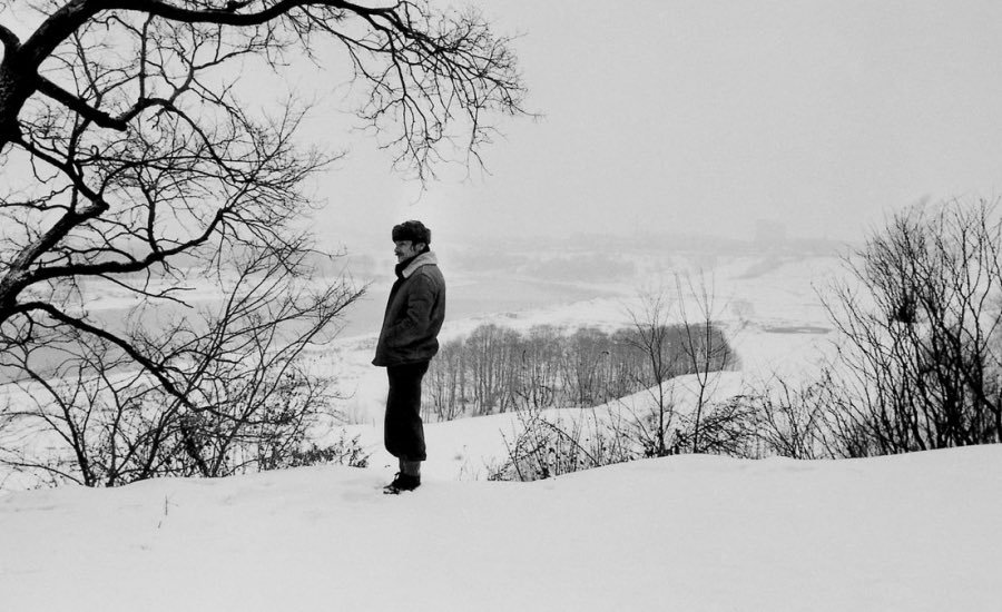 filmes_e_filmes's tweet photo. Andrei Tarkovsky durante as filmagens de "The Mirror", obra-prima de 1975.❤️🎥

#andreitarkovsky #themirror https://t.co/7bByolCScu