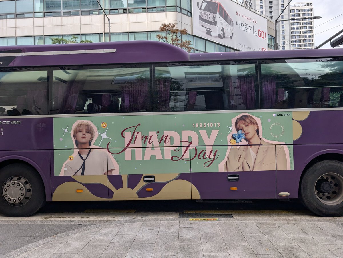 protoncocoasik's tweet photo. 私達が乗ったバス11号車だけラッピングバスでした。BTSのJiminちゃん。バスの中も💜💜💜アミカラー。私はアミじゃないから「キャバレーみたいな内装😅」って思ってしまった💦ミアネヨ🙏 
#BTS    #Jimin   #ARMY https://t.co/jpKzmeoRRX