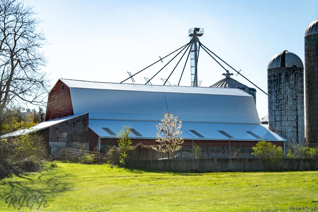 cornstubblhoun's tweet photo. Been a crazy week at work for me and even tougher with the heat. Anyone have any fun plans for Independence Day? Hope everyone has a great Wednesday!
•
•
•
•
•
#barn #barnphotography #countryside #ruralphotography #upstateny https://t.co/DRgwLCDdFw