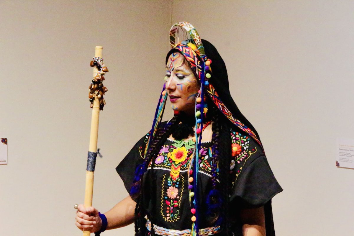 CulturaCiudadMx's tweet photo. Entre hilos, memorias y tradición, Tlazohuémitl dio vida a un recorrido lleno de historias y emociones en el @MuseoCiudadMX . 🧵✨

Las y los asistentes vivieron una experiencia distinta al recorrer la exposición Sinfonía de Colores de la mano de Nelly López, quien, a través del personaje de Tlazohuémitl, invitó a descubrir los saberes, la memoria y la riqueza cultural que habitan en cada obra.

Si aún no has vivido esta experiencia, todavía puedes hacerlo. Te esperamos los próximos domingos para dejarte envolver por este viaje donde la palabra, el arte y la tradición se entrelazan.

📅 Próximas fechas: 19 y 26 de julio
🕓 16 horas
🎟️ #EntradaLibre | Cupo limitado

#MuseoDeLaCiudadDeMéxico #Tlazohuémitl #SinfoníaDeColores #CulturaCDMX #MuseosCDMX #JulioEnElMuseo