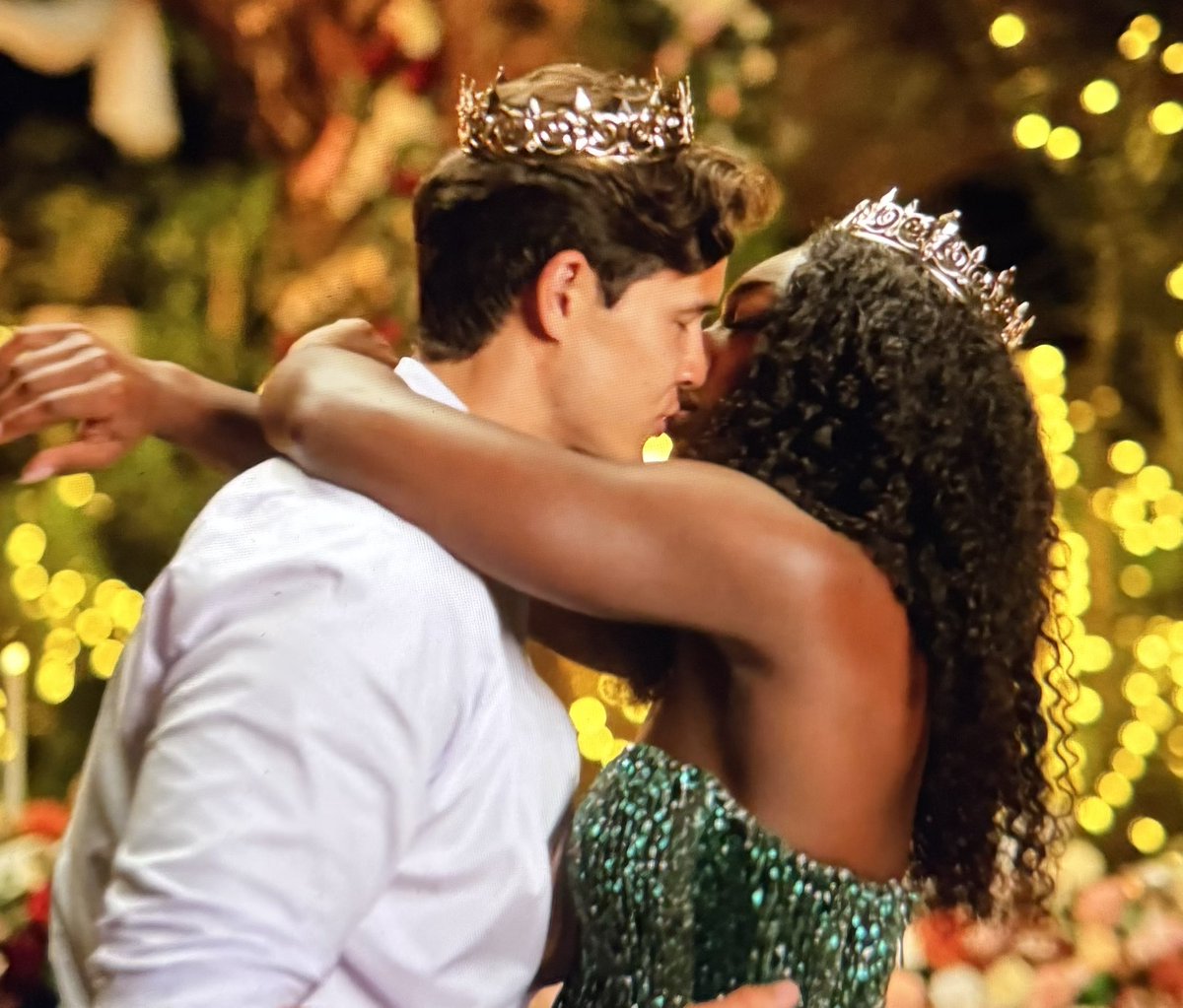 woollypercabeth's tweet photo. DONT EVEN JOKE LAD THE CROWNS!?! https://t.co/47j0jY82ro