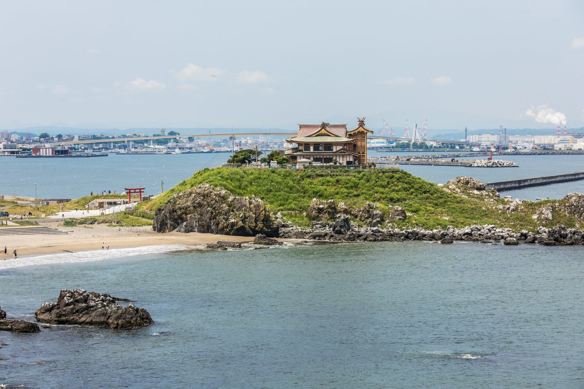 hachinohe_kanko's tweet photo. ＼いよいよ明日（7/25）オープン！🌊✨／

皆さん、お待たせしました！
明日から「蕪島海水浴場」が開設となります🏖️

夏本番、安全に楽しく八戸の海を満喫しましょう！

📅開設期間：2026年7月25日(土)～8月26日(水)
🕘遊泳時間：9:00～17:00
（更衣室・シャワーの利用は16:30まで）

⚠️遊泳状況は「旗の色」をチェック！
安全のため、海水浴場に設置されている旗の色を必ずご確認ください。
⚪️白旗：遊泳可能
🔴赤旗：遊泳禁止

📍所在地：八戸市大字鮫町字鮫89地先
🚗アクセス：
・中心街から車で約20分
・JR八戸線 鮫駅から徒歩15分
・種差海岸遊覧バスうみねこ号「蕪島海浜公園」下車
🅿️駐車場：蕪島来訪者向け無料駐車場が利用できます

🔗詳細はこちらから
https://t.co/50qmWFcUR9

#八戸 #蕪島海水浴場 #蕪島 #海開き #夏休み #お出かけ情報 #青森観光