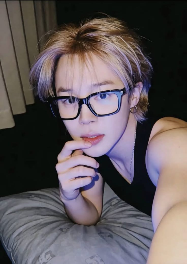 minnieandgoo's tweet photo. JIKOOK AU- Pai do bebê 

Onde Jimin um modelo internacional e Jeon Jungkook atacante do time Corinthians São casados e adotam um menino

Taehyung padrinho da criança só o chama de bebê e agora a internet toda chama o casal Jeon de "Os pais do bebê" 

#jikookau #aujikook #jikook https://t.co/534akT7Jau