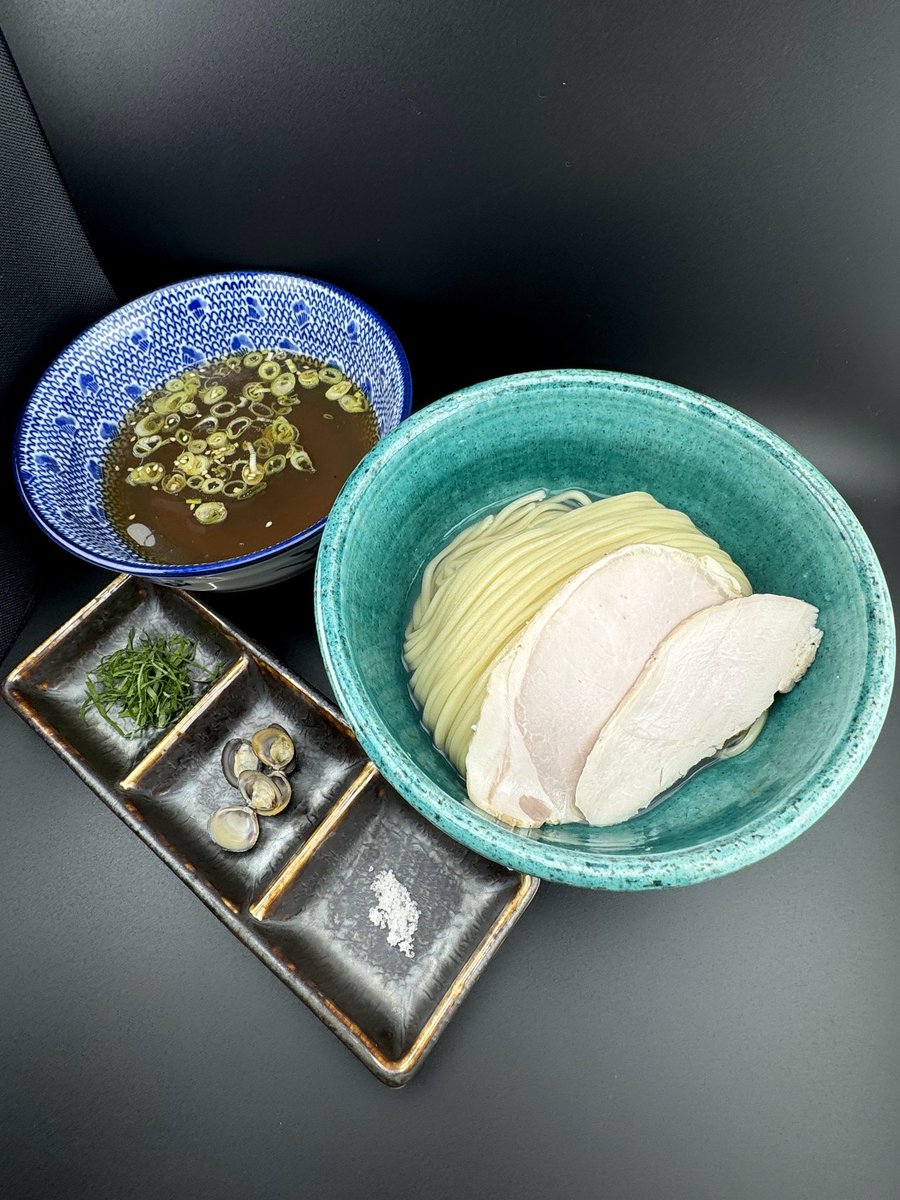 Menshaashitaka's tweet photo. おはようございます
11時よりオープンします

限定
『#蜆の昆布水つけ麺 1400円』
『#蜆出汁の冷やしそば 1300円』
販売します

本日より
宍道湖の蜆をじっくりと炊き上げた
お出汁を使用した、
大将オススメの逸品！
ぜひご賞味ください😊

#あし鷹　#長野　#塩ラーメン　#しじみ　#昆布水 https://t.co/Ztwg6NrN0g
