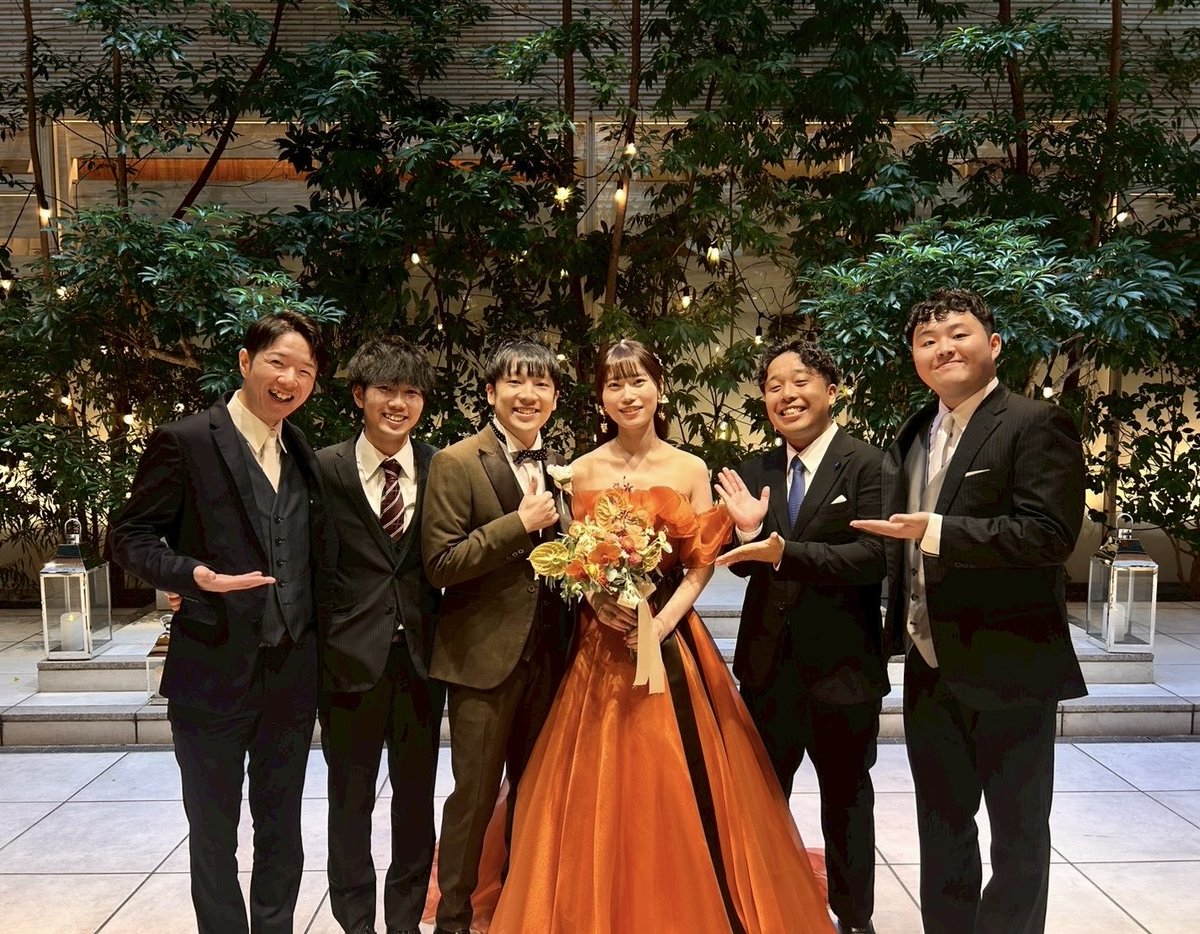 LowGuyz0's tweet photo. 昨年11月、頼れる最年長がさきの結婚式で歌わせていただきました！！✨

がさき夫婦のこだわりをめちゃくちゃ感じる最高の式で、われわれもその演出の1つとして演奏することができてとても嬉しかったです☺️

これからも末長くお幸せに！！！！！ https://t.co/pv42hRx48y
