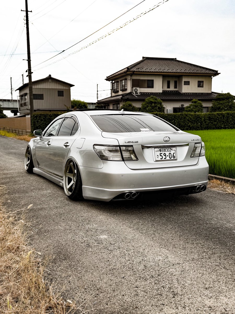 araki_clc1000's tweet photo. 最近の
純正被せサイドステップがつきました

俺らしくないシンプルベストな車になってきたな。

#LS460
#ADVAN
#自作クリアテール
#WALD https://t.co/JOCQJDVxoB