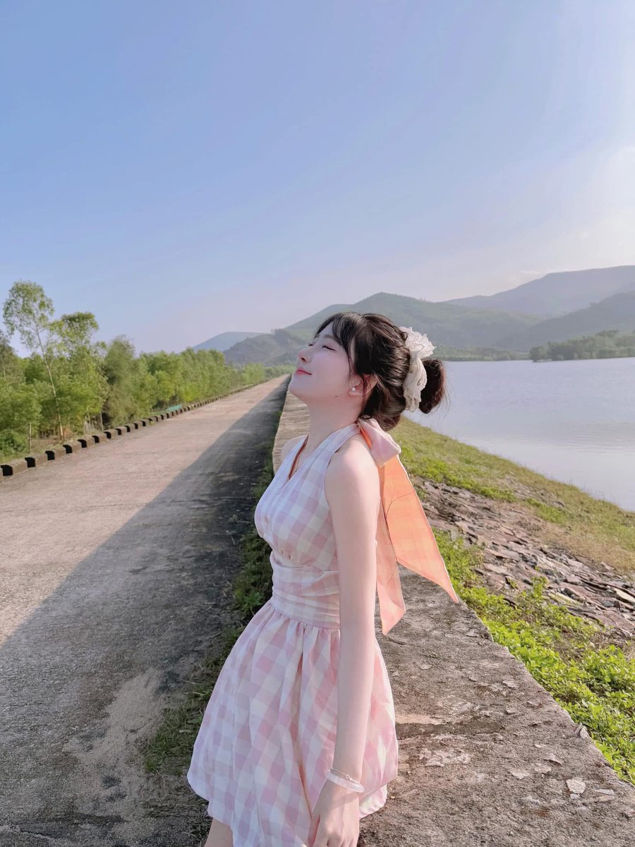 elenalin01's tweet photo. 🌅 Thứ Hai rồi cả nhà ơi!
Em vừa dậy, pha ly cà phê sữa đá, ngồi ngắm nắng qua cửa sổ.
Tuần mới – bắt đầu lại với năng lượng 200%!
Ai đang “lười” sáng nay thì comment “💪” để em gửi động lực nha!

#MondayMotivation #Web3Vietnam https://t.co/351jaHjC3N