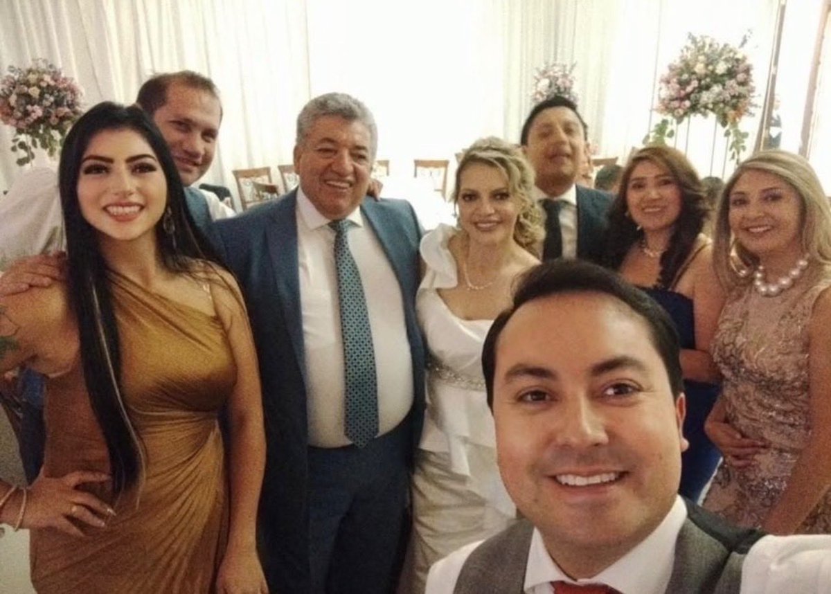 CentralNewsEC's tweet photo. 🚨 El legislador @EckennerR, se casó con Paulina Molina Coro, quien fue su asesora legislativa.
👉🏻 Ella es madre del asambleísta Dominique Serrano y hermana de la legisladora María Molina.
👀 Con el matrimonio, los vínculos políticos entre ambas familias también se convierten en lazos familiares.