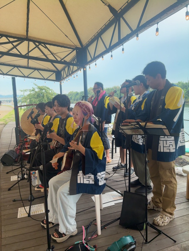 hidedon78's tweet photo. 昨日、美濃加茂でイベントを開催した踊月夜さん。その音響の手伝いをしてきました。

昨夜の囃子方の編成は、唄/4名・三味線/4名・太鼓/1名・笛/1名。それぞれにマイクを設置して、ミキサーを経由して、スピーカーで音を出力する。

イベントの開始前に、マイクテストで音の確認するんですが、曲目ごとに各々のパートの音量もリアルタイムでPAさんがイコライザーで調整する。
それはPAさんが自分の耳で聴きながら、自分の感覚を頼りにやるワケですが、目の前で見た私には、よく分からない。

いやー、私にPAはムリ！笑