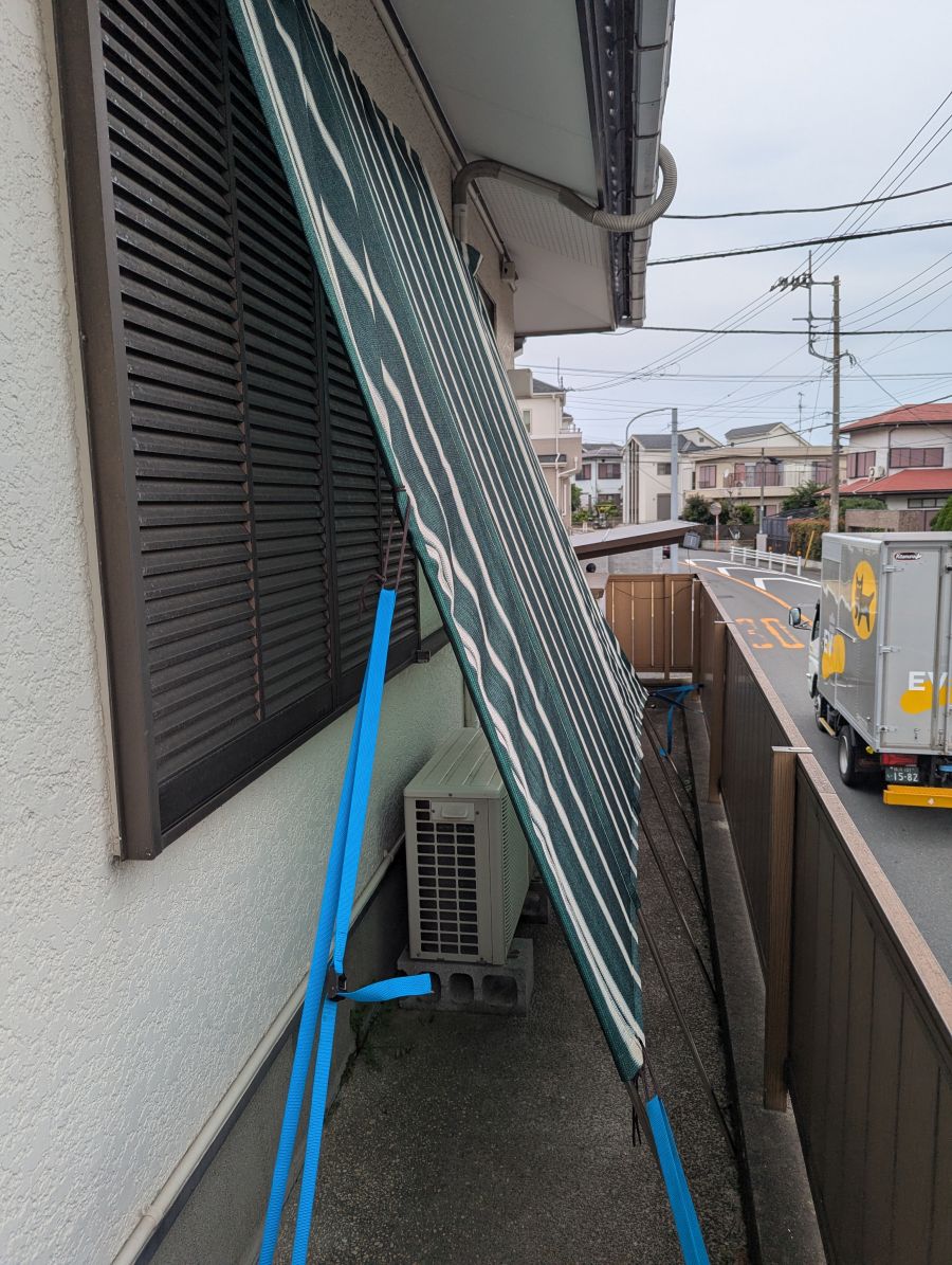 nobusato's tweet photo. 夏がもうすぐなので、蒸し暑いなかエアコン用の日除けを設置。シャワーしてギター練習して疲れたから昼寝したら、猫が添い寝。FUJIFILM X10はマクロも見事。やっぱり-1/3段が好き。
#三毛猫すみれともも
#三毛猫すみれ
#三毛猫もも
#猫
#ねこ
#ネコ
#cats
#三毛猫
#TortoiseShellCat
#CalicoCat https://t.co/TYqlVbuZ9H