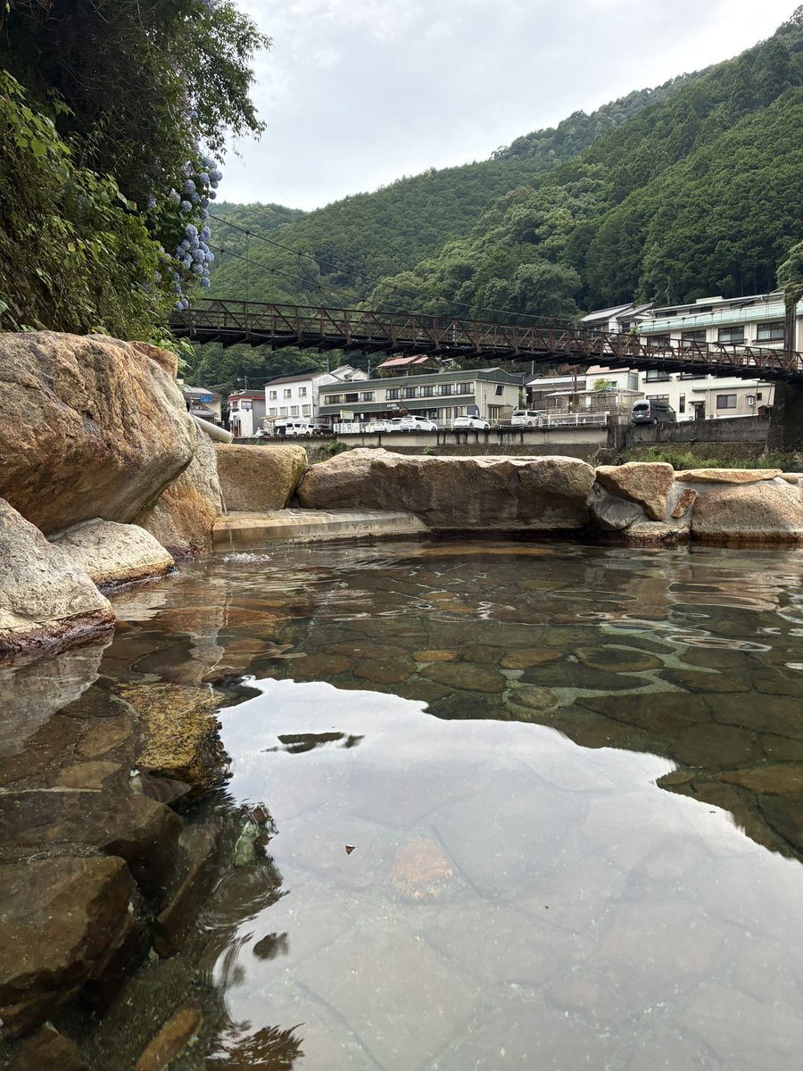yuyama12's tweet photo. 民宿の目の前にあった薬師の湯

ちょうどいい湯加減でした。
この時期は紫陽花が頭上にあって楽しい。 https://t.co/iguIve0i7l