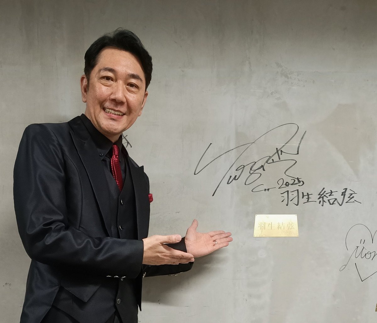 yuzurukun_1207's tweet photo. #ゼビオアリーナ仙台 のバックヤードにある羽生さんのサインと記念撮影🪽✨
念願叶ったぁぁぁ🥰

#CoutureonIce
#幾重
#羽生結弦 https://t.co/wICtNL93HG