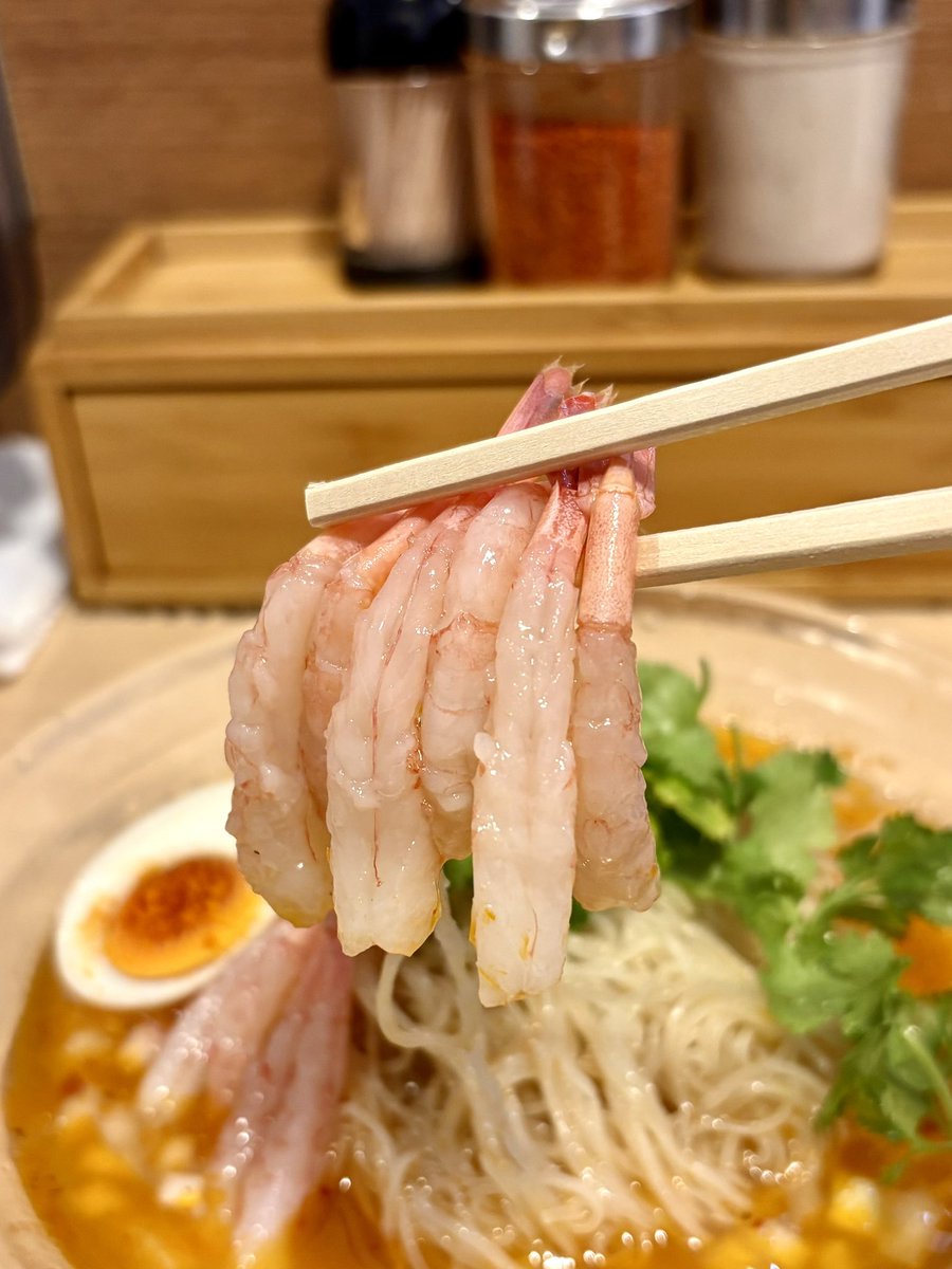runnerDaibar's tweet photo. 麺屋Mさん

本日（7/13）も豪華限定は新作３品‼️

新作✨アジアン💕
○冷製甘エビとトムヤムクンそば（画像）

新作✨コーンがたっぷり🌽
○浅利ととうもろこしの冷製そば

新作✨地鶏の旨みたっぷり🐓
○比内地鶏白湯そば

どれもめちゃ美味そうです😋🍜

＃麺屋M https://t.co/tyhNvow9mr