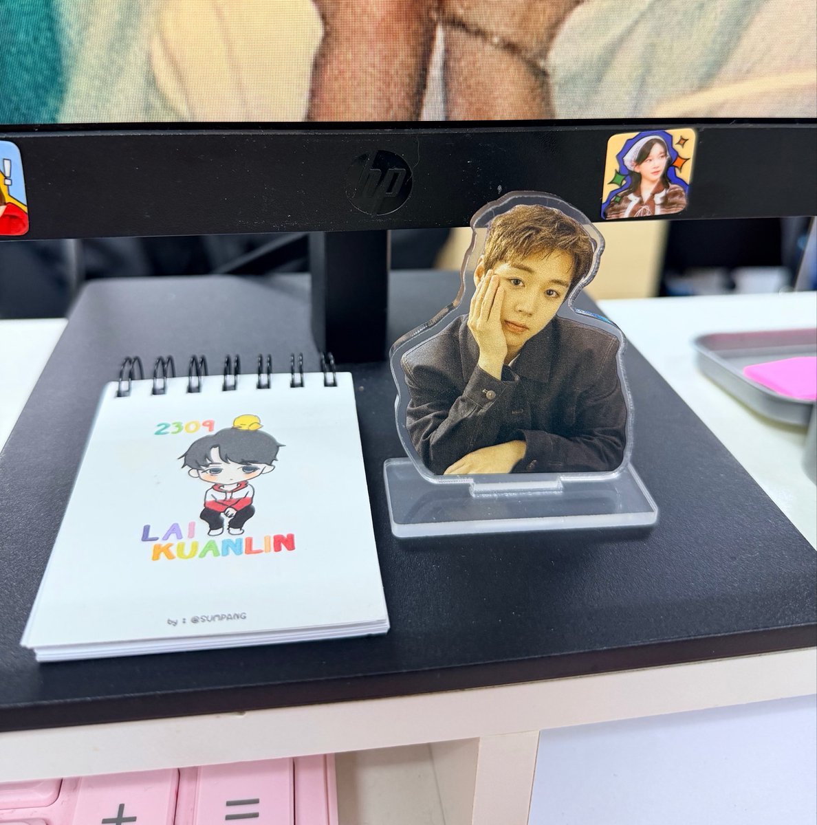 pjh2905_nn's tweet photo. เพื่อนบอกว่ามีเมย์อินเตอร์ เดินเอามาให้ ขอบคุณนะคะ ไม่รู้จะผ่านมาเห็นมั้ย จะบอกว่าน่ารักมาก เอาตั้งที่โต๊ะทำงาน 🥹🙏💚💖💛 
#พัคจีฮุน #박지훈
#REFLECTinBKK
#PARKJIHOON https://t.co/RztOcJFY7B