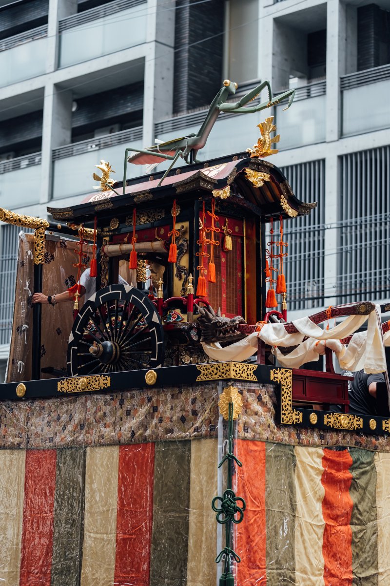 TourouyamaKyoto's tweet photo. 蟷螂が御所車に取り付けられました。
#祇園祭 #蟷螂山 #祇園祭2026 https://t.co/wVObahwE6z