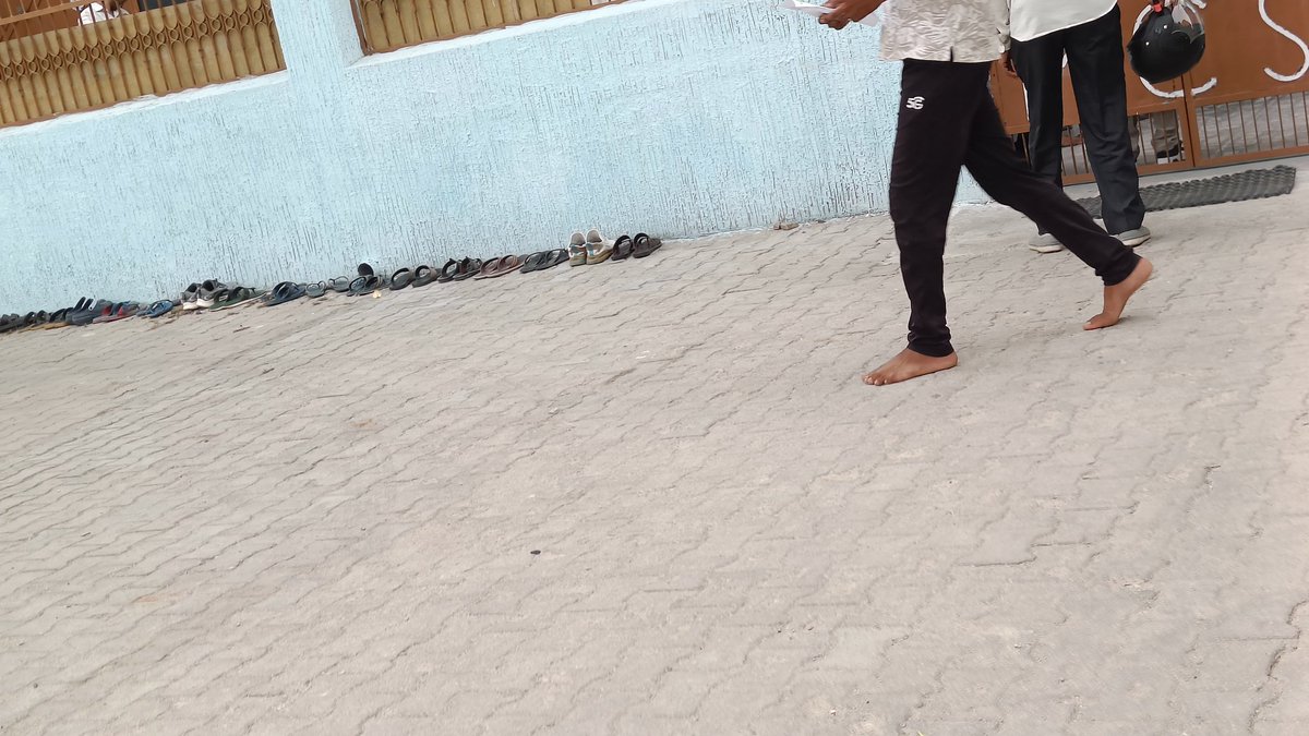 VishuWithU's tweet photo. Rpsc 2nd Grade परीक्षा के प्रवेश पत्र में चप्पल (Slippers) पहनकर आने की अनुमति होने के बावजूद मेरी सी.से स्कूल, कोटा परीक्षा केंद्र पर मुख्य द्वार के बाहर सभी अभ्यर्थियों से चप्पल उतरवा दी गई। जब प्रवेश पत्र में स्पष्ट अनुमति है, तो ऐसी असुविधा क्यों? 
@RajCMO @RPSC1 
#rpsc https://t.co/IuNqgPKogd