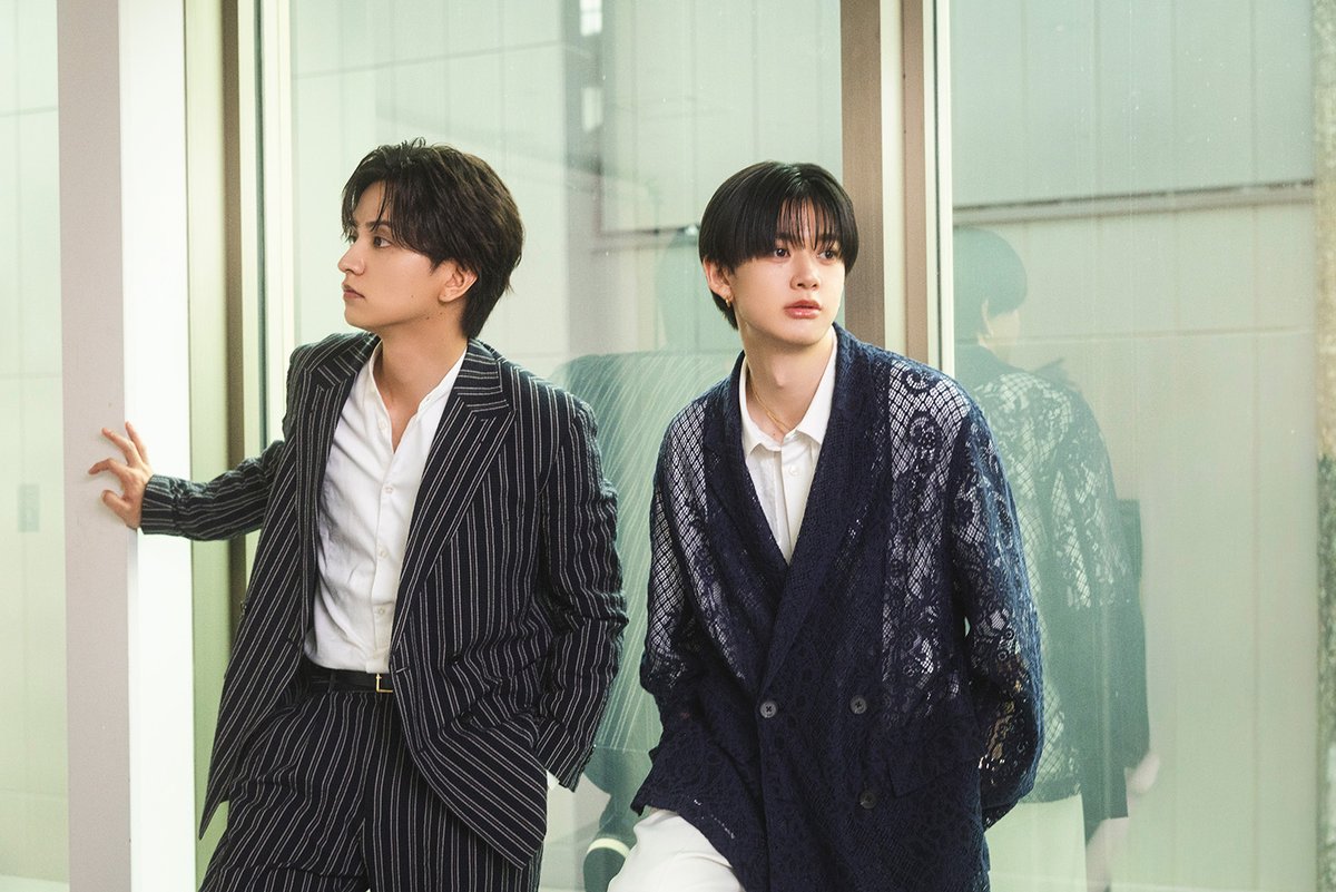 fast_japan_'s tweet photo. #小川史記 さん＆#瀬戸利樹 さんのアザーカットを公開📸

ピンクと紫の光の中で
2人がカメラをじっと見つめるクールな表情がたまらなく印象的🫶

どんな画角でも絵になるお2人の
スタイリッシュな雰囲気をご堪能ください✨

@fuminori_ogawa
@seto1007toshiki
@mx_dramania

#FAST #しもべの王子様 #しもプリ