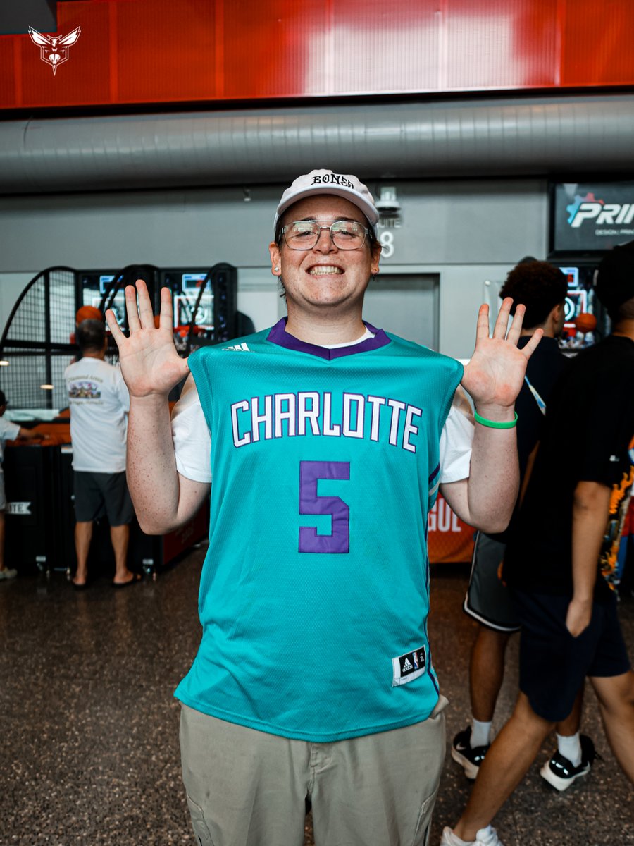 hornets's tweet photo. best fans reppin' 🐝

@MichelobULTRA | #HiveMentality https://t.co/yHkICtF1g8