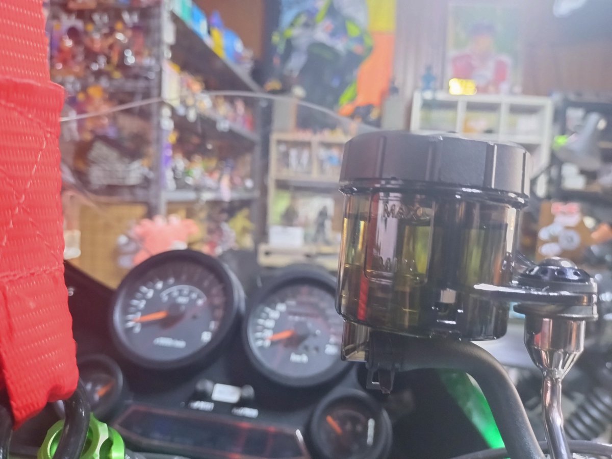 kouji4532's tweet photo. GPz900Rのオイルとクラッチ＆F•Rブレーキフルード交換🌞
CL250もオイルとF•Rブレーキフルード交換🥵
たったコレだけで汗だく⋯
段ボールに水滴が落ちてますがフルードじゃなく汗ですｗ
夜勤明けやから酒飲んで寝ます💤 https://t.co/LF84wqC1q9