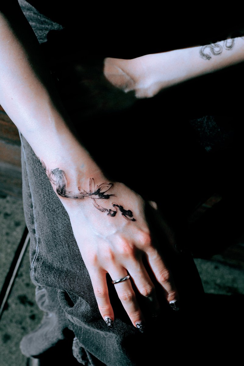 shelascomputer's tweet photo. Got a hand tattoo for my birthday 🙂 https://t.co/yId47SsMxt