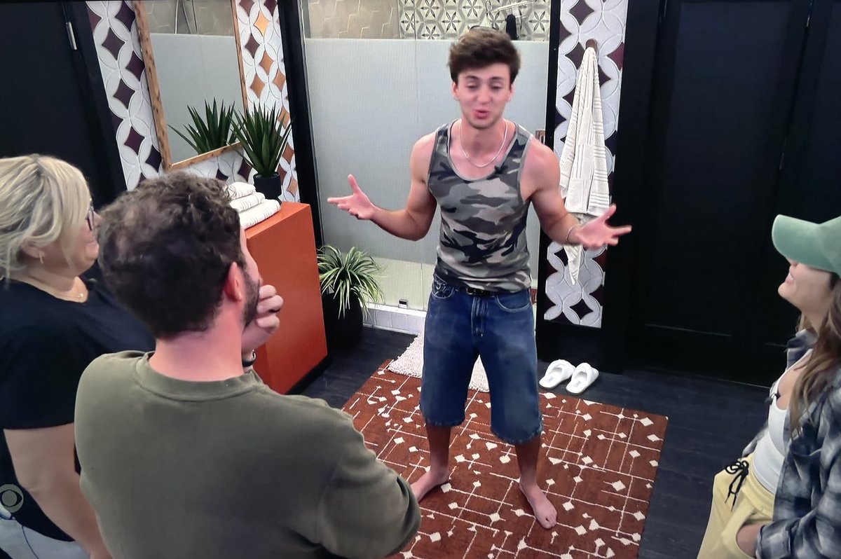 autumns_updates's tweet photo. the veterans inviting some young blood into their polycule #bb28 https://t.co/DtE4WwfqLL