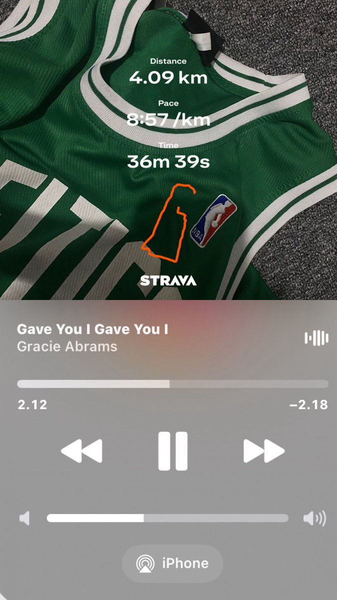 lmfaove's tweet photo. senin pagi 🎧 https://t.co/EHdj3HnHty