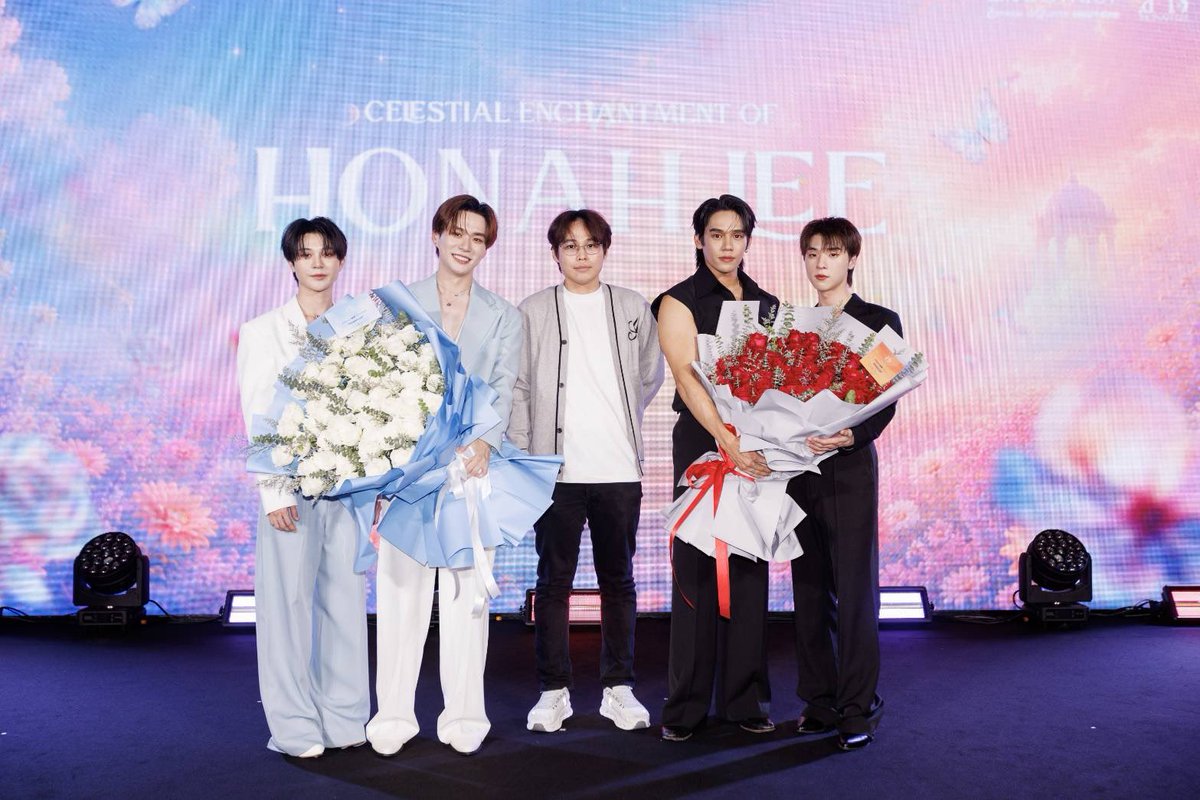 Hello98_th's tweet photo. “บีเวอร์-ต้นหลิว-เงิน-โอ๊ต” แท็กทีมเปิดตัว Special Presenter ในงาน “CELESTIAL ENCHANTMENT OF HONAH LEE” 
พร้อมเปิดตัวโปรเจกต์สุดพิเศษ

🔗https://t.co/MkciC5scc9

#CelestialEnchantmentOfHONAHLEE 
#HONAHLEExBeverTonliewNgernOat
#ngernoat #bevertonliew https://t.co/h1fiZmLNTy