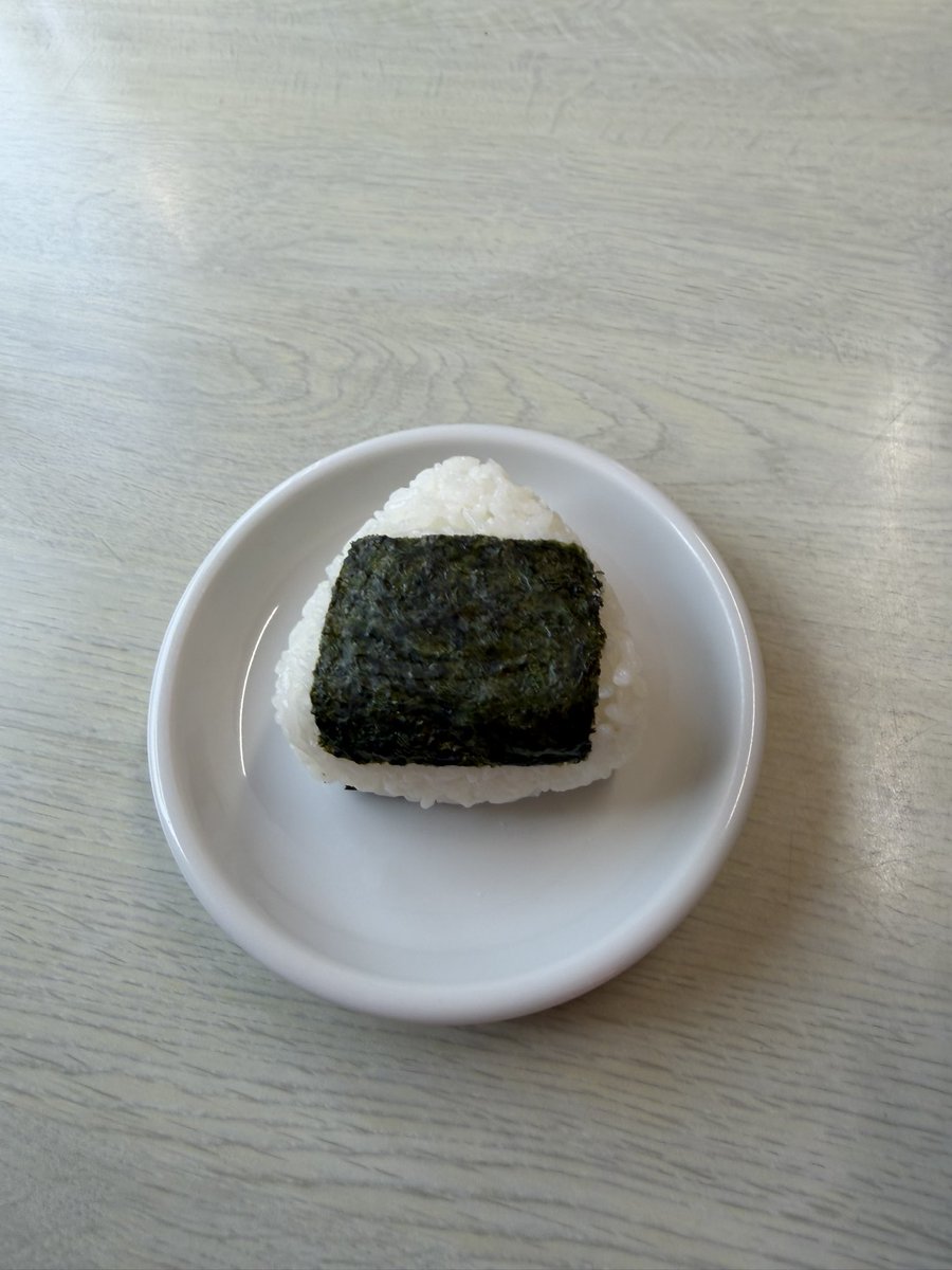 yuchanramen's tweet photo. おはようございます！

うまいヨゆうちゃんラーメンです。

本日月曜日も張り切って豚骨炊きます^o^

よろしくお願いします！

札幌は白石の特一竜さん
なつかしラーメン塩。
ランチ時のミニおにぎりのサービスが嬉しい
美味しかった〜！^o^ https://t.co/wsdtY6o4J1