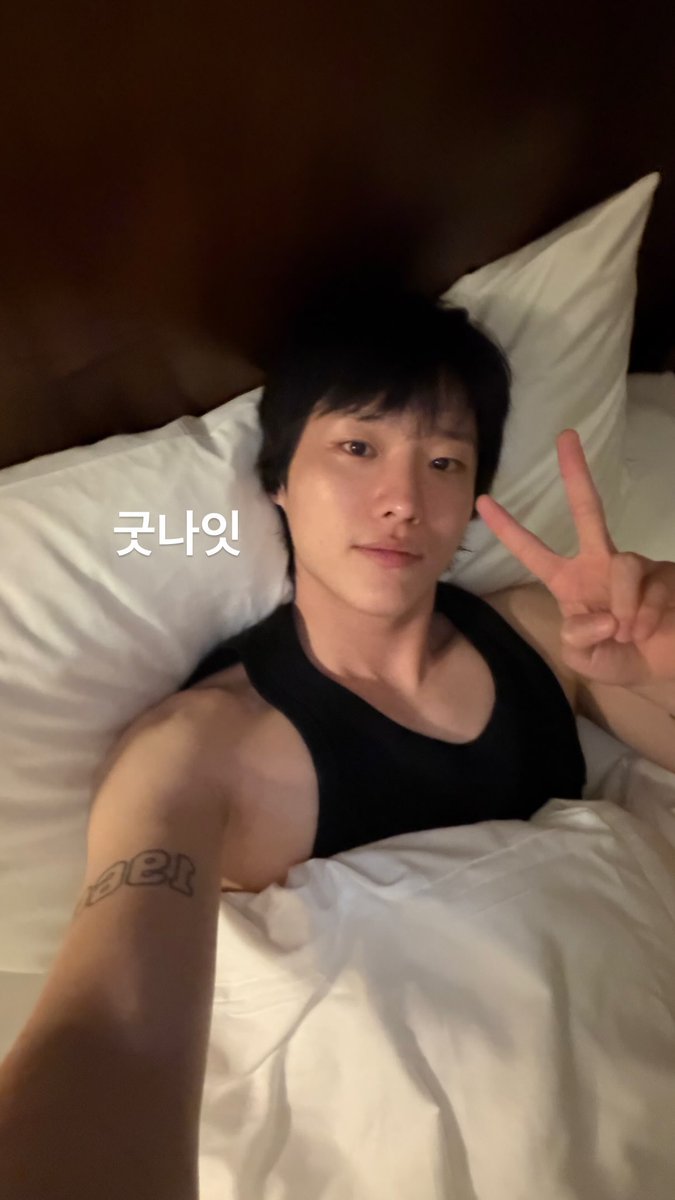 judyxxn's tweet photo. 고개 각도가 똑같은데 온오프 차이가 보이는 게 너무 좋은듯 https://t.co/8ggsAou0sl