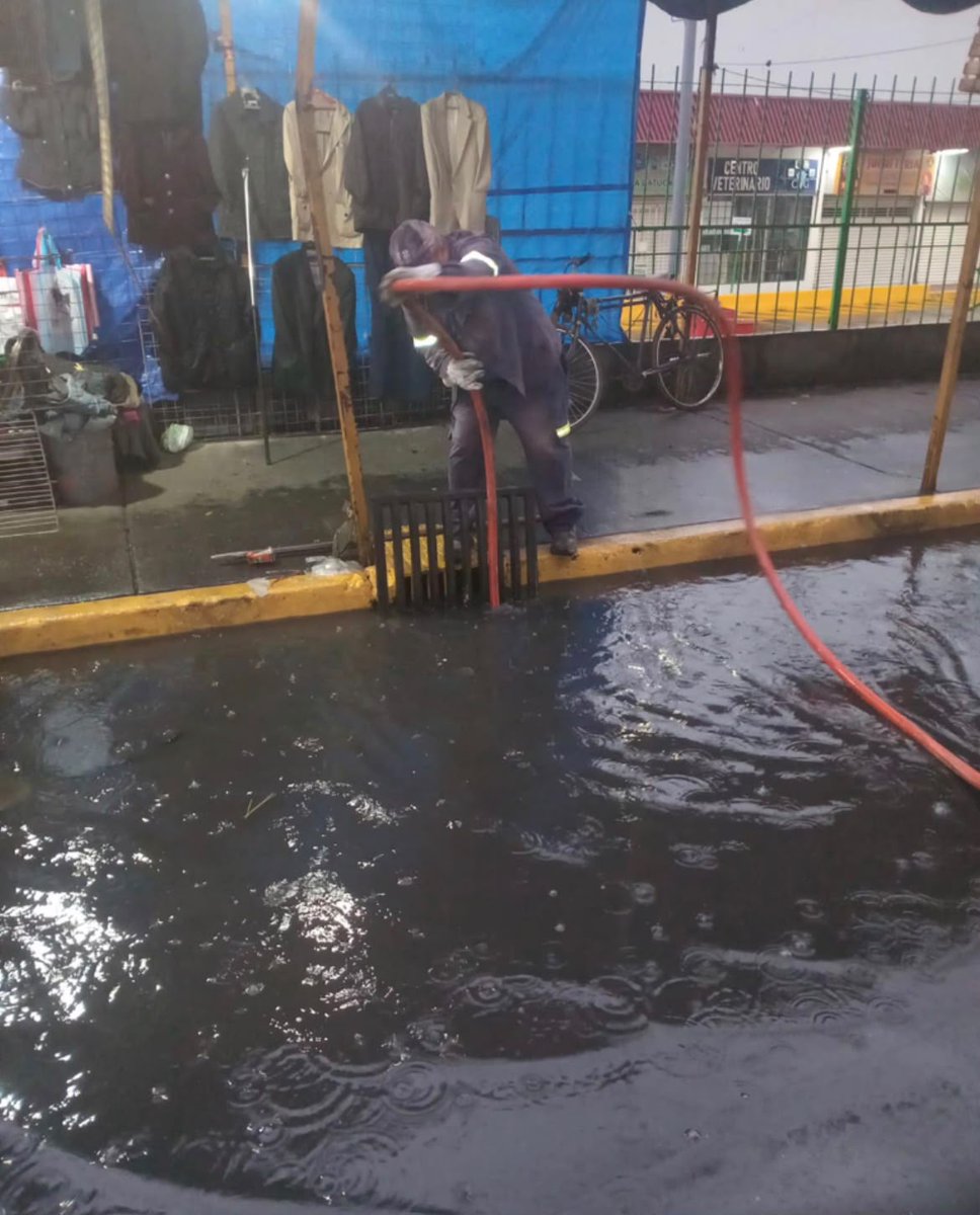 SEGIAGUA's tweet photo. #BrigadaSEGIAGUA atiende reporte de encharcamiento en📍Avenida Tláhuac, colonia El Vergel, @IztapalapaAl. #Tlaloque2026🌧️ https://t.co/XaQTb1YRgu