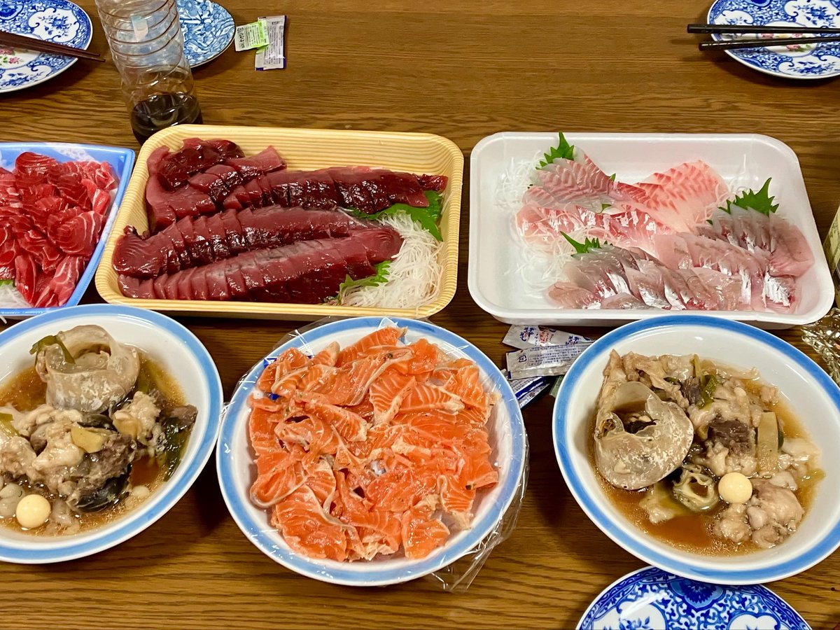 mojako1574's tweet photo. 高校の文化部のみんなと白浜の家に泊まりました。
観光、とれとれ市場でお刺身を買い、自然科学部部長の豪華な手料理を頂き、話題は介護、老眼。食後は薬の見せ合い(笑)
7年ぶりに会って最高の命の洗濯をさせて頂きました。
4枚目の写真はお土産の赤服(伊勢)と金粉(金沢)のマリアージュです。 https://t.co/CU4VsQhBQj