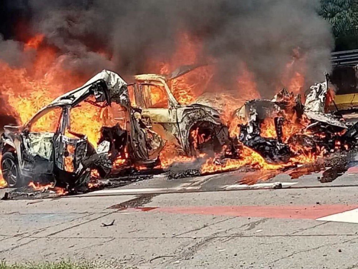 JJDiazMachuca's tweet photo. DEVASTADORA TRAGEDIA EN LA AUTOPISTA GUADALAJARA–TEPIC: 10 MUERTOS Y 10 HERIDOS TRAS CARAMBOLA E INCENDIO

Una tragedia sacudió la mañana de este domingo la autopista Federal 15D Tepic–Guadalajara, a la altura del kilómetro 69, en Magdalena, Jalisco, donde un aparatoso accidente múltiple terminó en un voraz incendio.

De forma preliminar, las autoridades reportan 10 personas fallecidas y 10 lesionadas. El accidente inició con un choque entre dos tractocamiones y, mientras era atendido por cuerpos de emergencia, un tercer tráiler se impactó contra la zona, provocando que tres vehículos particulares y dos unidades de carga fueran consumidos por las llamas.

Los lesionados fueron trasladados a hospitales de Tepic y Guadalajara. La circulación permanece cerrada mientras continúan las investigaciones y las labores de rescate y peritaje. Autoridades exhortan a evitar la zona y tomar rutas alternas.