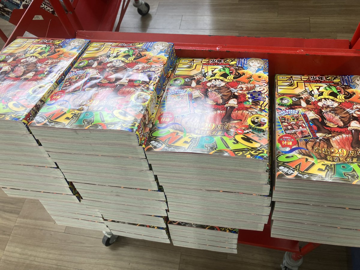 カード付録のため週刊少年ジャンプ33号は現在カウンターに在庫を置いて