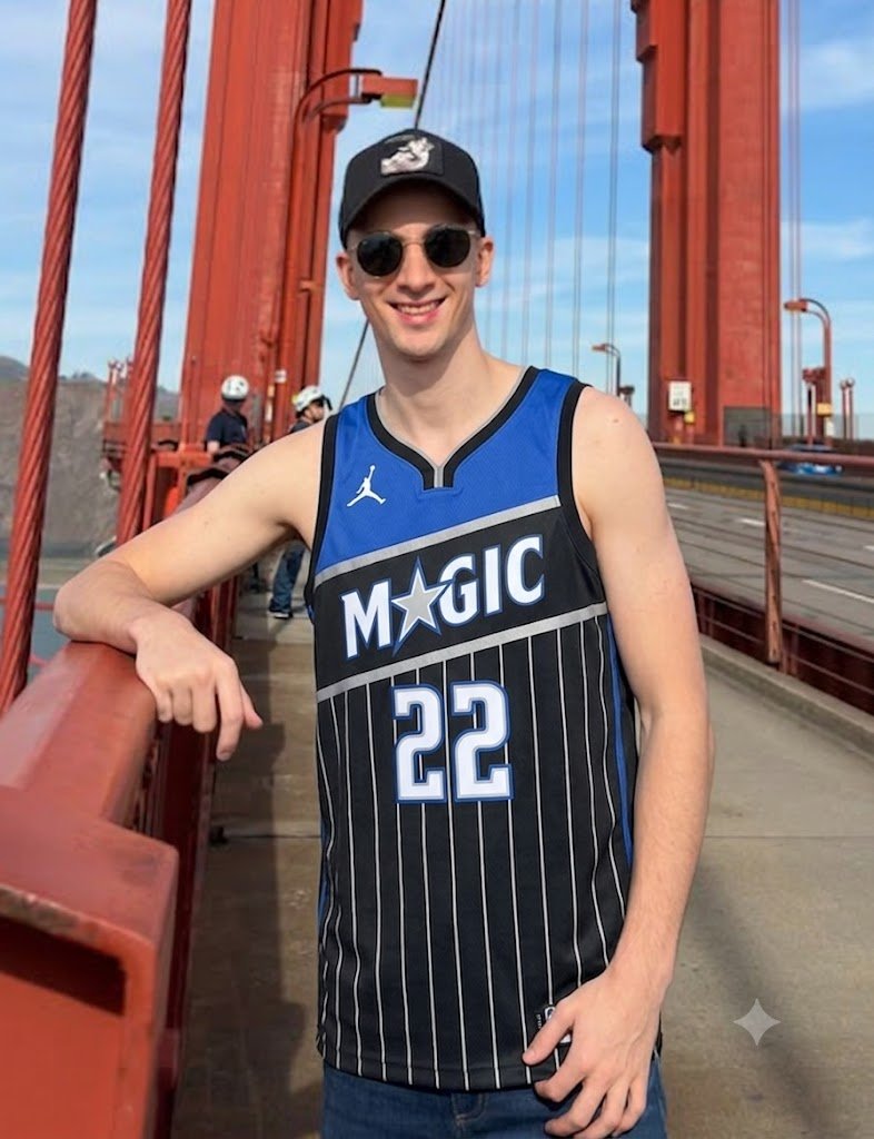 OutPlanetaheat's tweet photo. 🎴 ÚLTIMO MINUTO 🎴
Encontramos a @olynautas  y @PlanetaHeat utilizando la camiseta de Orlando Magic, nuestro máximo rival. AMPLIAREMOS... https://t.co/mvbVBBlJR7