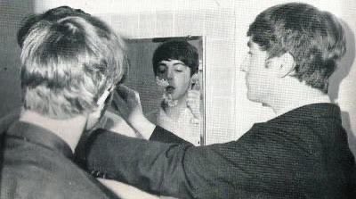 marianabrickman's tweet photo. John Lennon helping Paul McCartney shave https://t.co/ttfiGXOPRy