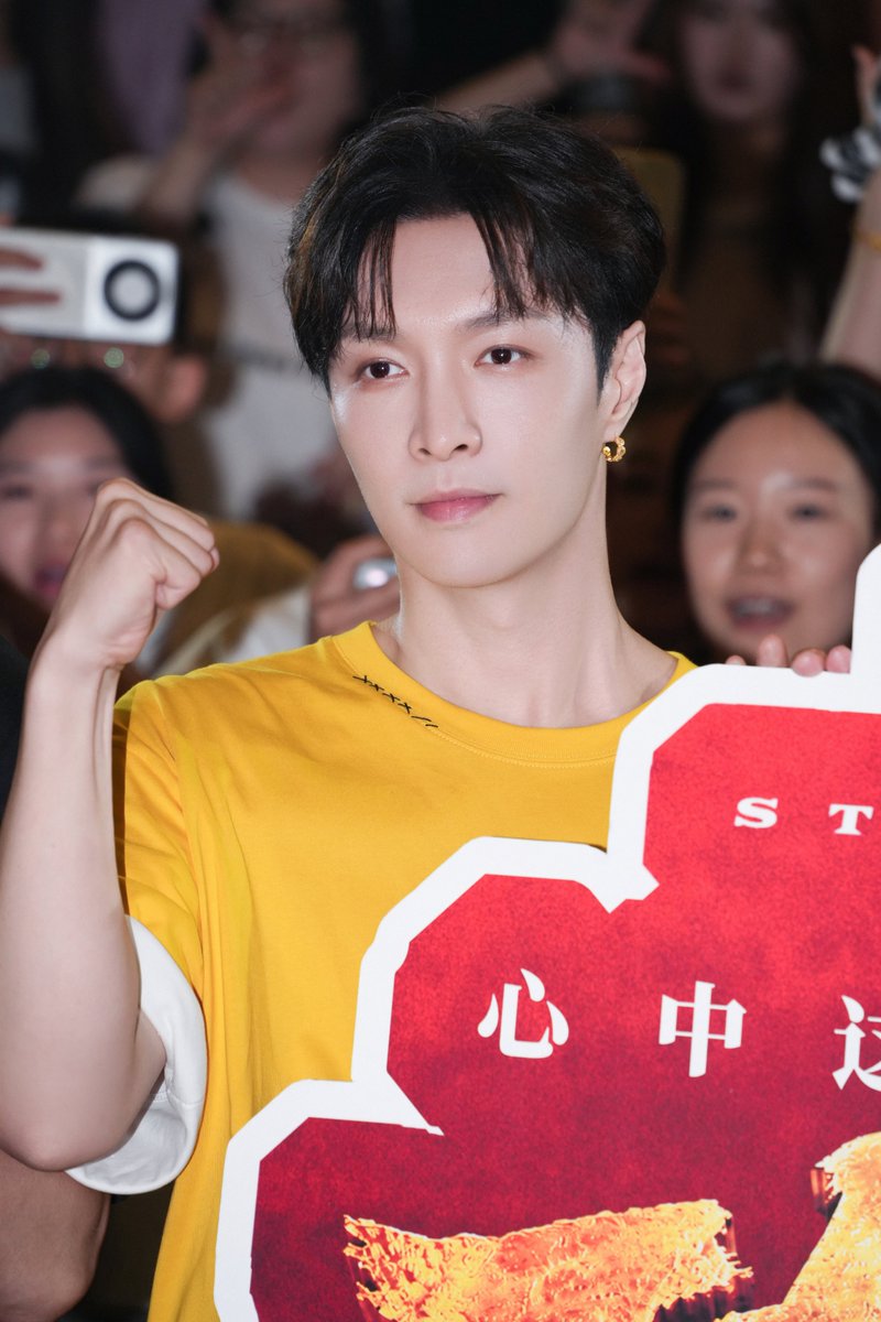 knockknock0408's tweet photo. LAY - 张艺兴工作室 weibo https://t.co/iV4cslnD4L