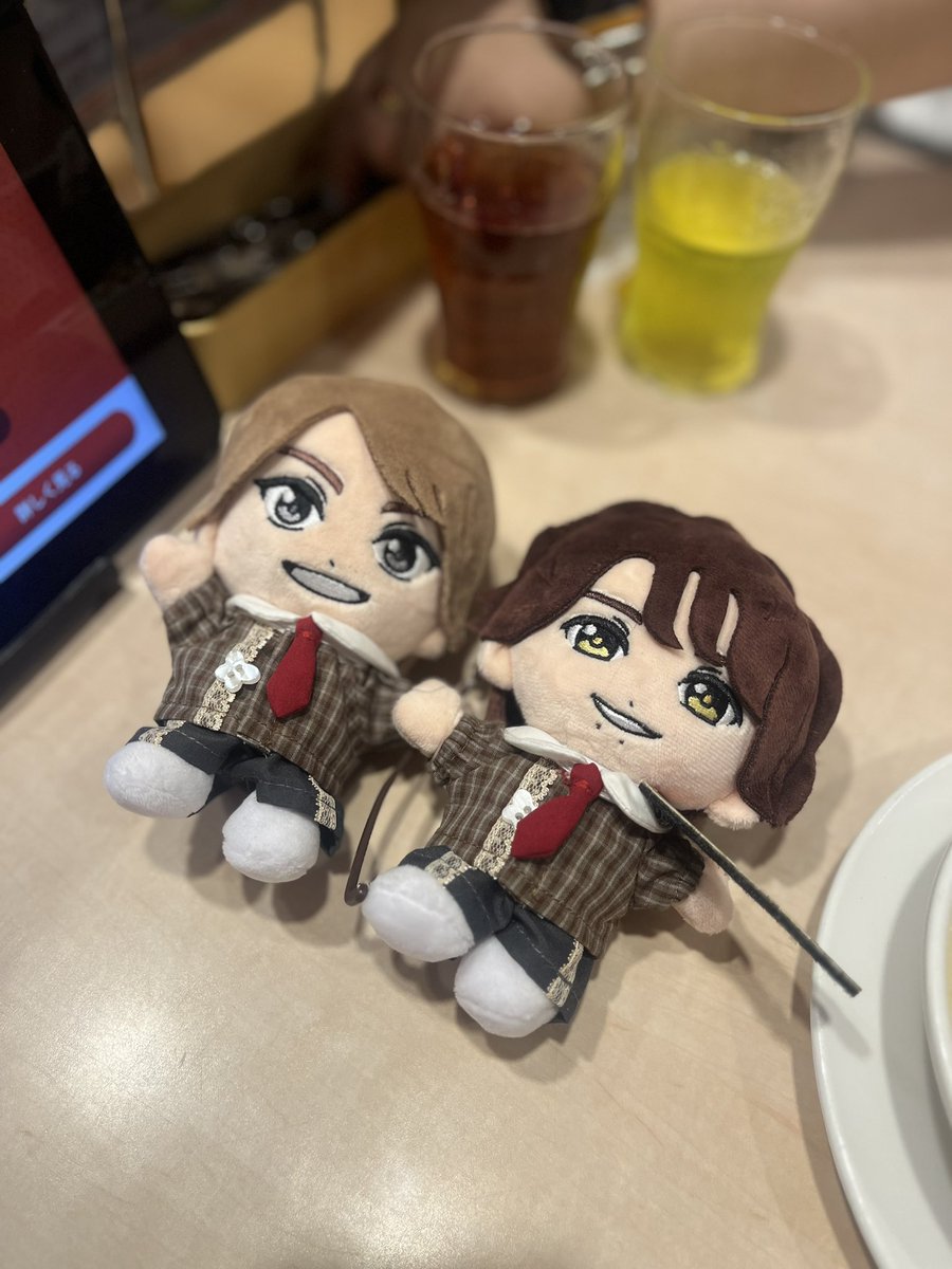 Tehakoshi_s2's tweet photo. リア友さんちの通陽ぬいとお揃い衣装🤎
撮影＠ファミレスなのが悔やまれるから、笑
今度かわいいカフェ連れていきたい( т ̫ т) https://t.co/ZHOphImUnS