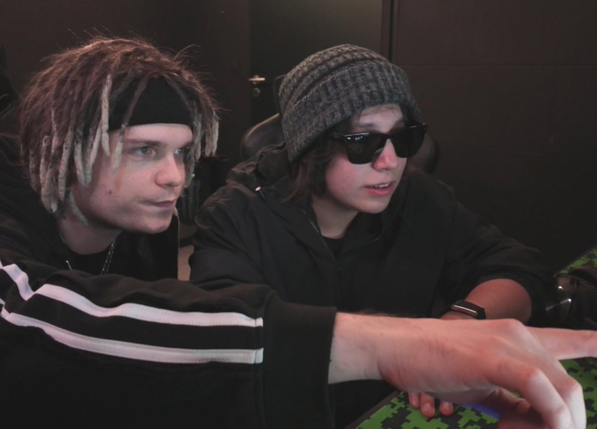 sinnequ's tweet photo. been watching multi since i was 9 and quackity since i was 14 so this picture genuinely changed my life https://t.co/TEe7ALX8NT