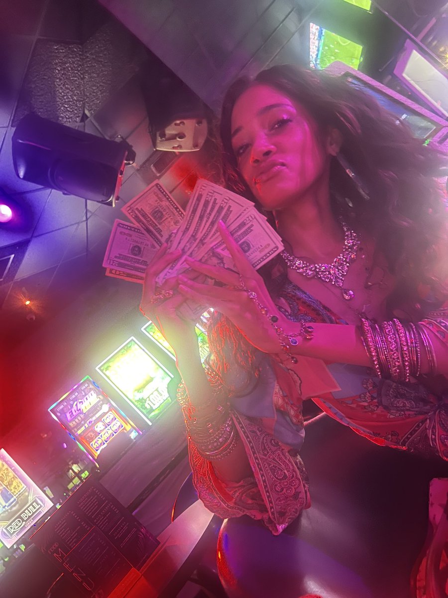 TaiAyshaMami's tweet photo. Spending money on $trippers bc i support working women 💯 https://t.co/vSVfcU3lqX