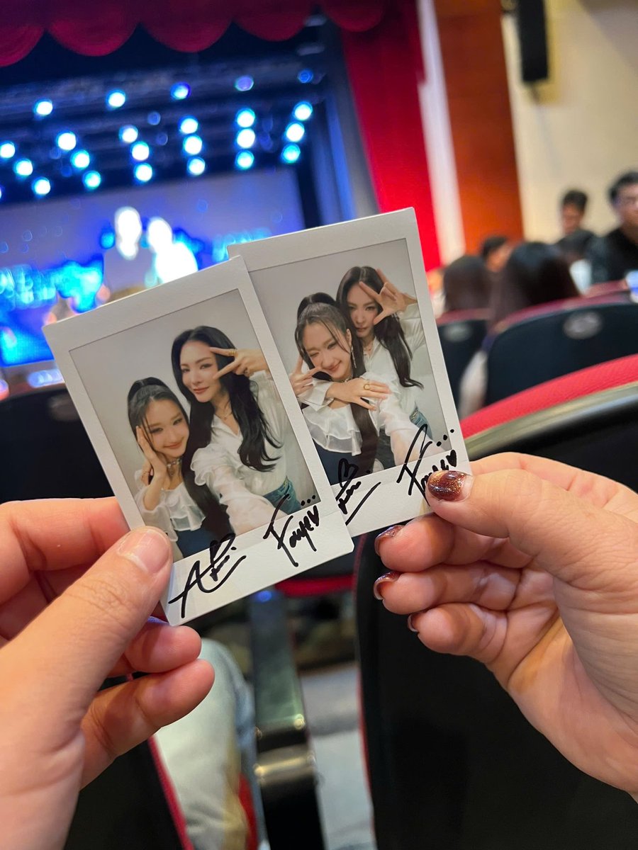 Jodienguyen8x's tweet photo. Có những mong ước đã thành hiện thực và những niềm vui sau FMT FayeAtom tại TPHCM có thể không kể hết nhưng tôi nghĩ mình nên viết ra:
- Tôi không quan tâm đến những bài cười cợt về FMT ngay từ khi công bố lịch trình (chẳng qua tiến trình đổi mới nào mà không có sự ra đi hay ở lại) nhưng tôi mong FMT không bị hủy hay bất kì sự cố nào ngoài ý muốn vì các bạn Fan từ các tỉnh thành của đất nước tôi hay Intern Fans họ đặt máy bay, khách sạn chỉ để đến ủng hộ FayeAtom.
- Các Project ủng hộ từ các FanPage hay cá nhân là rất trân trọng vì đó là tấm chân tình mà Fans đã dày công chuẩn bị, không có gì để chê.
- Ngày đón họ tại sân bay, thì chắc ai cũng thấy FayeAtom được Fan chào đón nồng nhiệt thế nào từ trẻ nhỏ cho tới người lớn.
- Tôi thấy mình quá đỗi bình thường với các bạn Fan khác khi họ chịu ngồi xe 8 tiếng hay chạy xe máy mấy trăm cây số chỉ để đến được FMT và họ cảm thấy vui khi BTC quyết định bán thêm 1 hạng vé nữa phù hợp với điều kiện của họ. 
- Không khí buổi FMT hoàn toàn vui vẻ và đầy ắp tiếng cười, tiếng vỗ tay, tiếng hét dành cho FayeAtom. Các câu hỏi, các trò chơi và cách họ tương tác cùng Fan đã làm cho chương trình thành công, tất nhiên dành lời khen rất nhiều cho MC phiên dịch tiếng Thái đã kết nối được Fan và Nghệ sĩ.
- Một lần nữa như các nơi họ đi qua thì FayeAtom khẳng định họ muốn cùng nhau làm việc và tin tưởng nhau. Thật ra thì, Faye vừa là CEO vừa là Partner với Atom mà không nói được các câu đó thì làm sao Atom yên tâm cùng Faye phát triển. Có ai mà dám nói tương lai như thế nào nhưng mà nếu không cố gắng thì làm sao có thành quả.

#FayeAtom1stFMinHCMC 
#FayeAtom #FayePeraya #AtomPariya