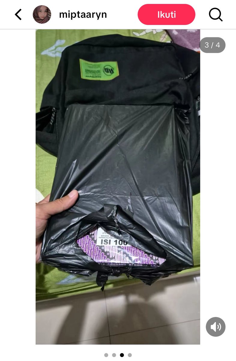 Ccookk_'s tweet photo. Kronologi kejadian : ada seorang penumpang naik bis Haryanto dari Sukoharjo ke BSD, si penumpang bawa laptop dan info nya isi laptop ini berisikan data data penting kerjaan nya 😭😭😭. Si penumpang pas turun terus ngecek isi tasnya ternyata si laptop sudah tergantikan dengan buku (ini isi buku beratnya sama kaya laptop kayaknya sehingga penumpang gak sadar kalo udah di tuker) 😭😭😭😭😭

Laptopnya                   Pas udah dituker jadi buku