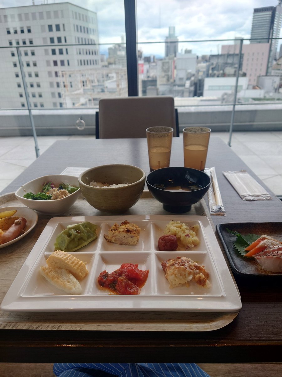 snow_drop35's tweet photo. 朝からもりもり食べた！
食べたいものを伝えてから、���の前で捌いてくるお刺身嬉しい❤️
朝から新鮮なお刺身いただける幸せ✨✨
ゆっくりご飯食べ過ぎて、予定していた空港行きのの電車より1本遅いのになっちゃった😂焦った〜！
(2時間前には着いていたいオタク) https://t.co/0Hqgn8vyiW