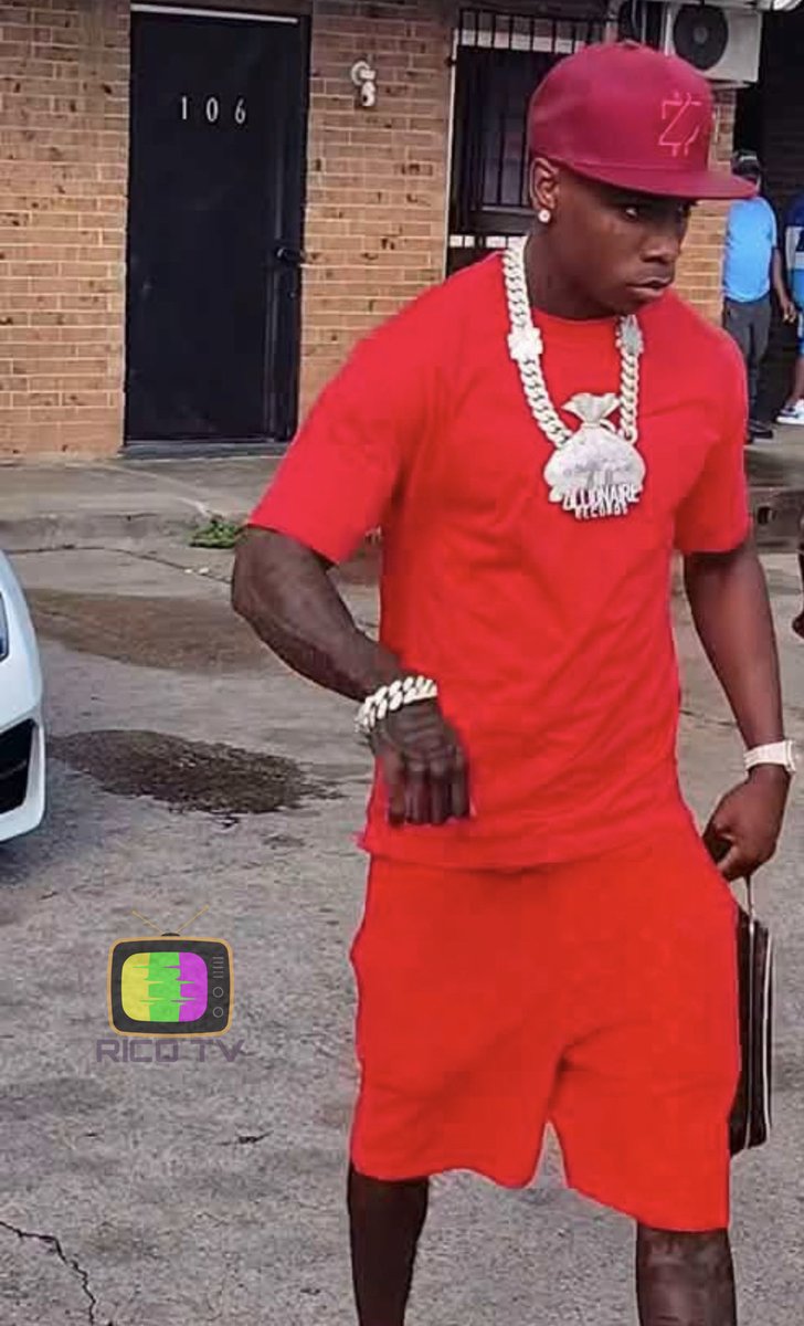 IAmLilRico's tweet photo. Zillionaire doe dress like he sale cologne and dvds…😭💀 https://t.co/8tB7Mvw0z4