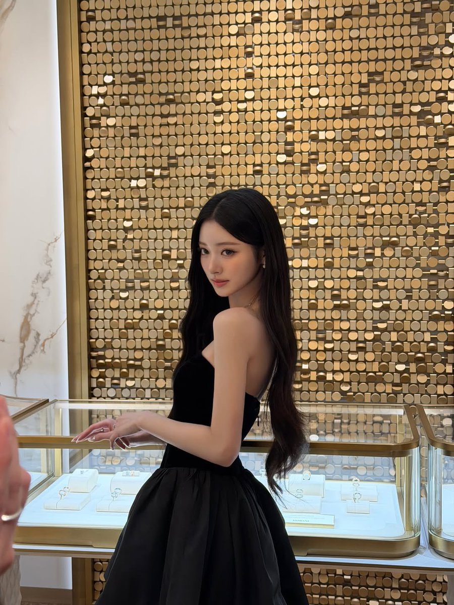 annaneovv's tweet photo. She carries the kind of beauty that cannot be recreated; the quiet confidence, the gentle heart, and the effortless elegance that time could never erase. https://t.co/nsrptqEuWf