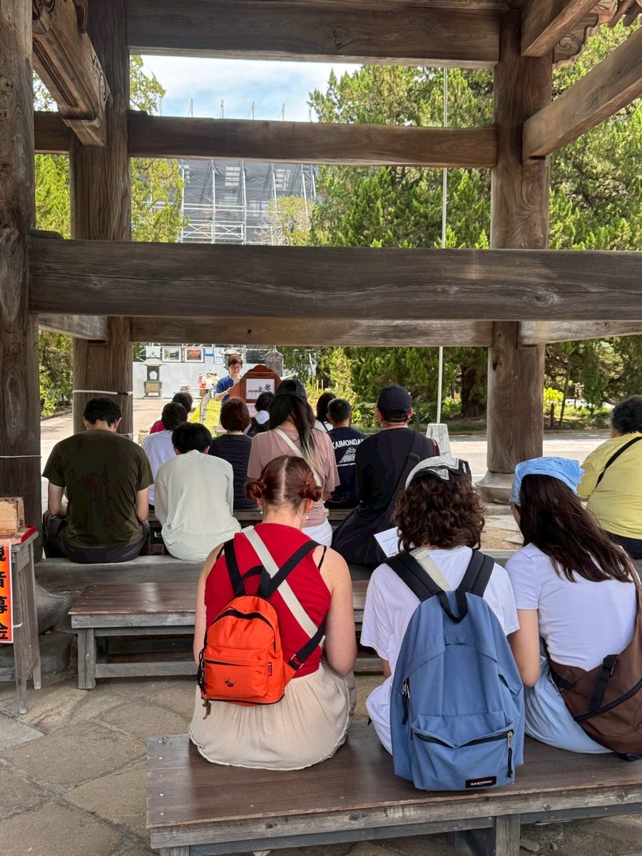 UniLeaf2's tweet photo. 7/11、建長寺「さわる模型を囲むお話会」

73名もの方が模型に触れて感じ方を聞かせてくださいました。

「この建物は長方形なんですか？」
「目を閉じて触ると少し怖い。」

対話を通し新しい気づきが生まれる時間。誰もが同じ模型を囲み、世界の見え方を交換する場。

🔸次回8/8（土）11:30〜12:30 https://t.co/7TWu5HNOxC