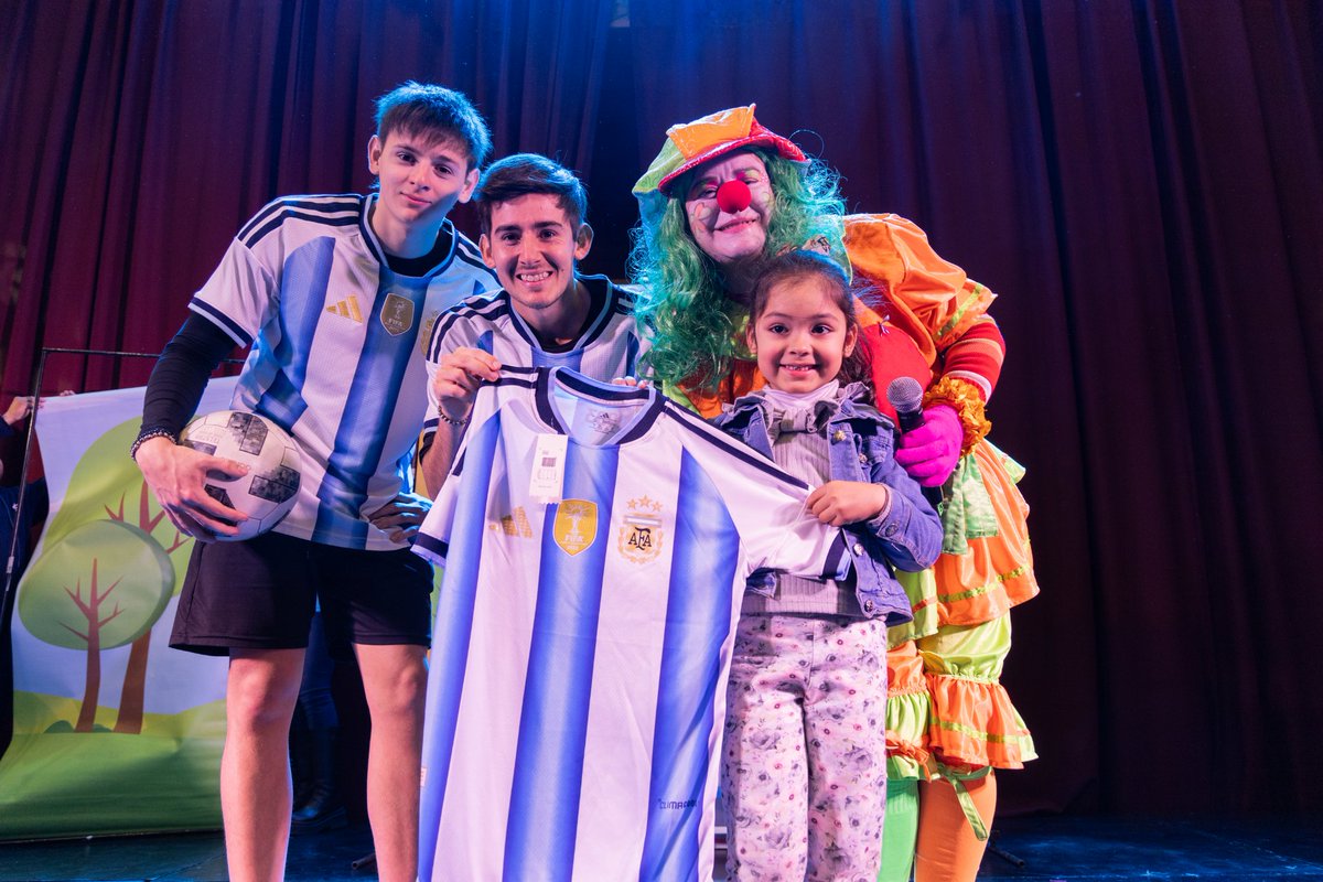marcerodio's tweet photo. ⚽🏃 Cultura en Vacaciones, con acento cordobés 🎶✨

En el Paseo del Buen Pastor vivimos una hermosa tarde con las familias, disfrutando del intercambio de figuritas del Mundial, juegos, exhibición de freestyle fútbol y toda la alegría de Circo Cambalache y el Show de Sofy.

Una propuesta para compartir y disfrutar juntos, grandes y chicos, durante estas vacaciones de invierno. 💙

#CórdobaEsCultura #HacerParaCrecer