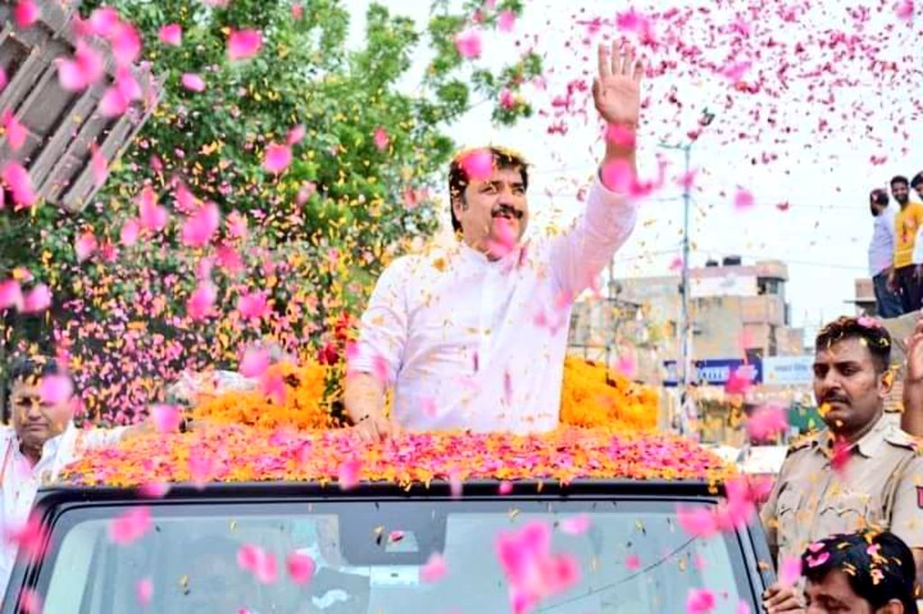 bbishnoimukesh_'s tweet photo. रेत की धरती पर आज स्नेह का सैलाब होगा,
हर रास्ते पर अपनों का इंतज़ार बेहिसाब होगा।
ये रिश्ता सियासत का नहीं, पीढ़ियों के विश्वास का है,
आज राजस्थान फिर गवाह बनेगा जन-जन के प्यार का।
पधारो सा...राजस्थान की धरती अपने लाडले नेता के स्वागत को तैयार है ❤️🙏
@bishnoikuldeep #Rajasthan https://t.co/OaGTLKzXhj