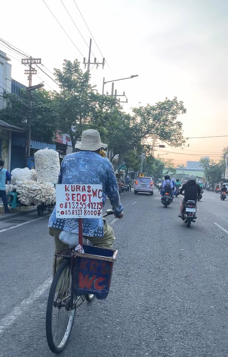 mamahmuda1_'s tweet photo. Pagi ini rasa syukur saya ditambahkan!

Di tengah persaingan bisnis sedot tinja menggunakan mesin dan kendaraan besar, bapak ini masih berjuang dengan tenaga manual. Warga Surabaya membutuhkan jasa bapak ini bisa hubungi nomer tersebut 🙏🏻
Semoga sehat sehat dan dilancarkan rezekinya ya pak.
cc: dwyudas