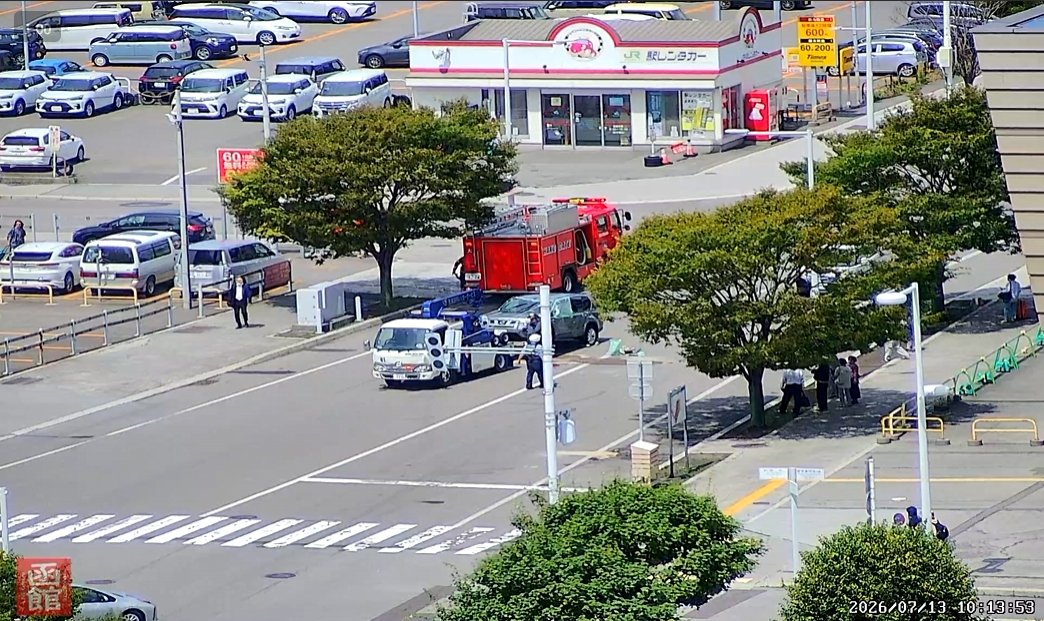 HakodateL's tweet photo. 函館駅前で車の横転事故です。
フロントガラスが割れている様子が伺えました。
現在レッカー作業中です。
どうかご無事でありますように…
#函館駅前ライブカメラ https://t.co/rKSBkH3gf9